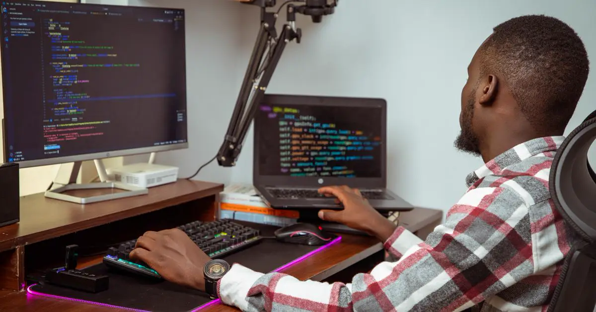 Professionnel africain travaillant sur une solution technologique.