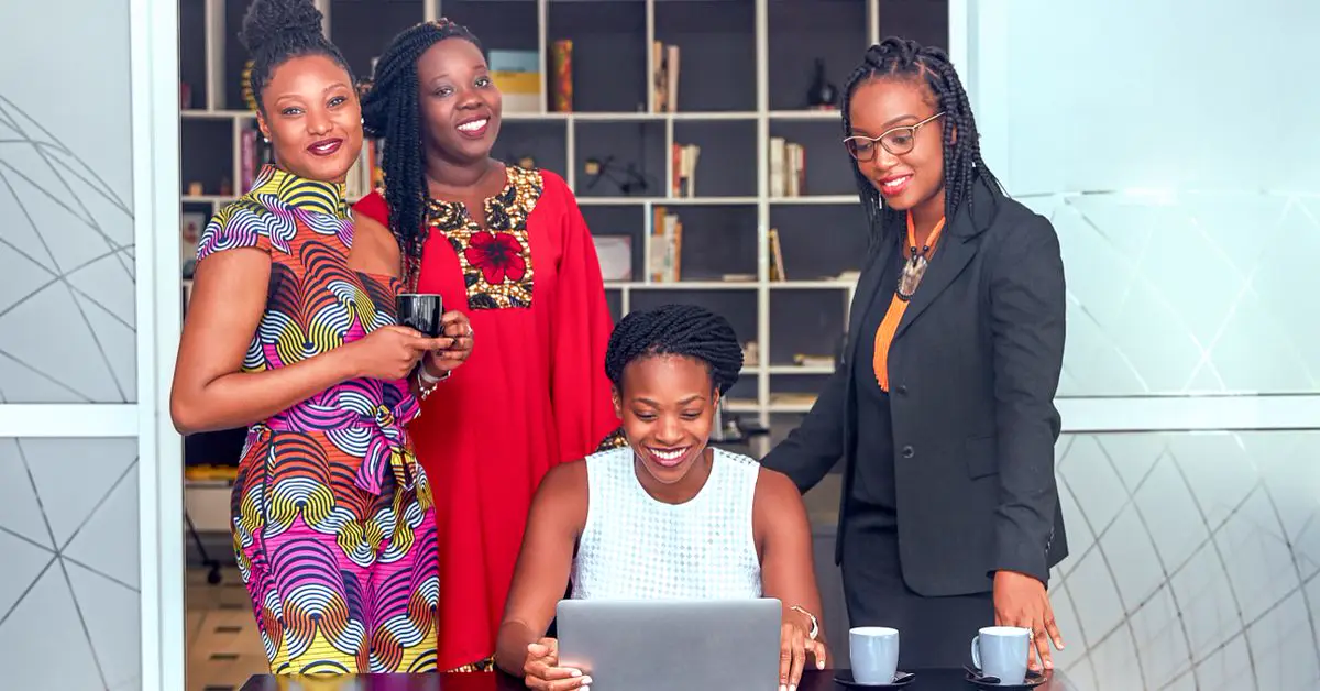 Professionnelles africaines collaborant autour d un ordinateur.